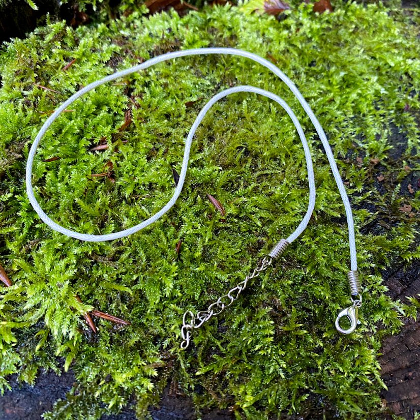 Voskovaná šňůrka s karabinkou 45 cm - Barva: Béžová