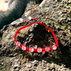 Macrame náramek s červenou šňůrkou