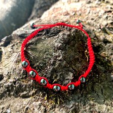 Macrame náramek s červenou šňůrkou