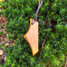 Dřevěný přívěsek tvarovaný č.4