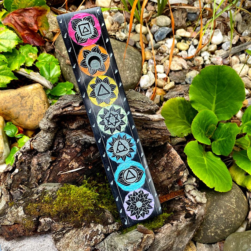 Vyřezávaný minerální stojánek (7 čaker hranatý)