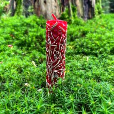 Světle červený válec s rozmarýnem