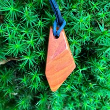 Dřevěný přívěsek tvarovaný č.2