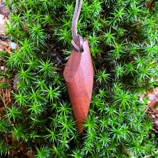 Dřevěný přívěsek tvarovaný č.5