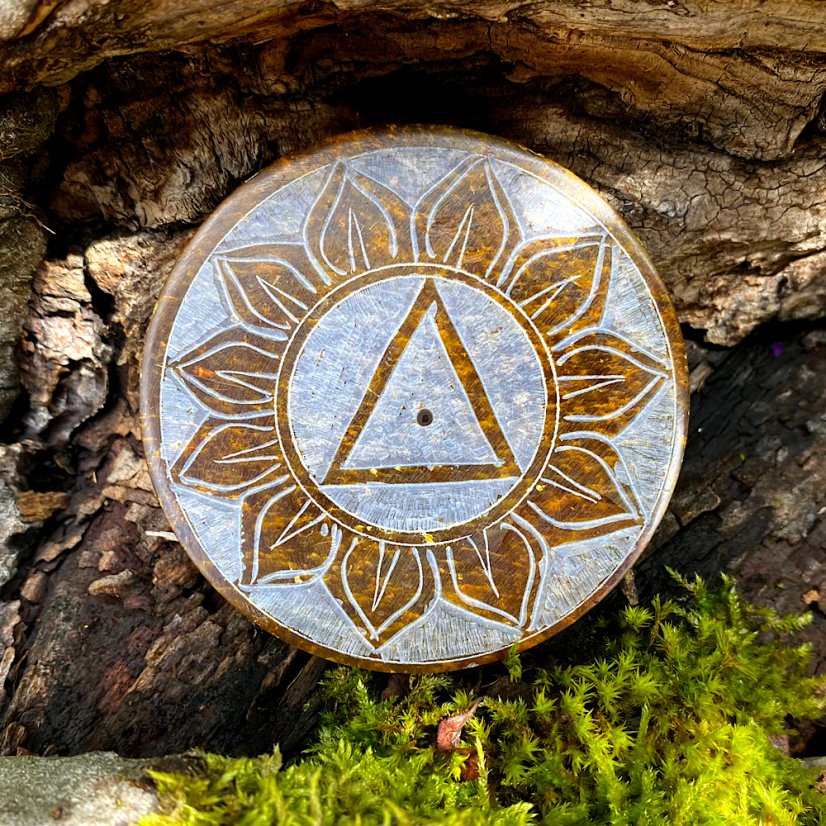 Vyřezávaný minerální stojánek Talířek - Čakry: Třetí oko