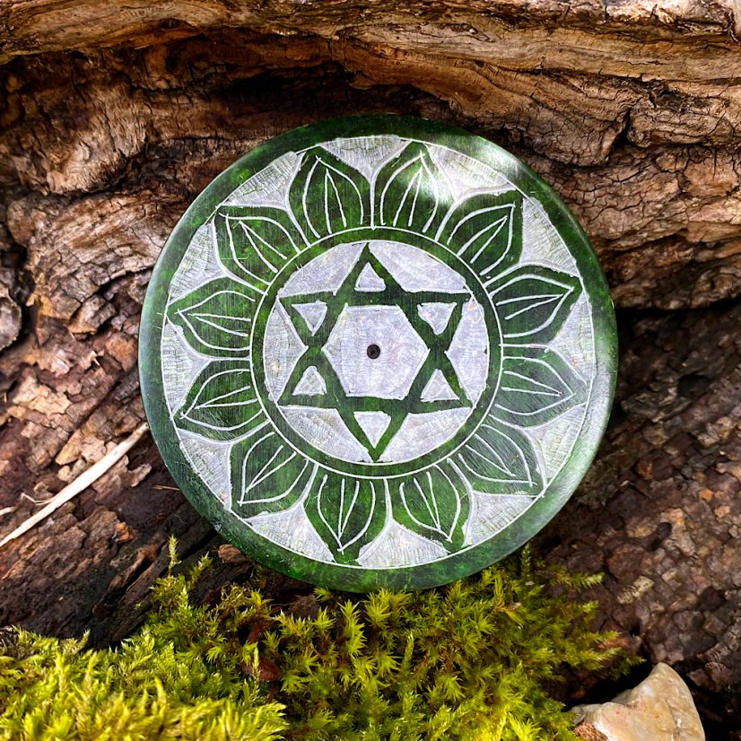 Vyřezávaný minerální stojánek Talířek - Čakry: Třetí oko