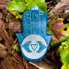 Vyřezávaný minerální stojánek Hamsa