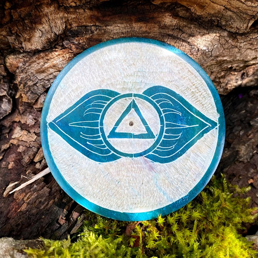 Vyřezávaný minerální stojánek Talířek - Čakry: Třetí oko